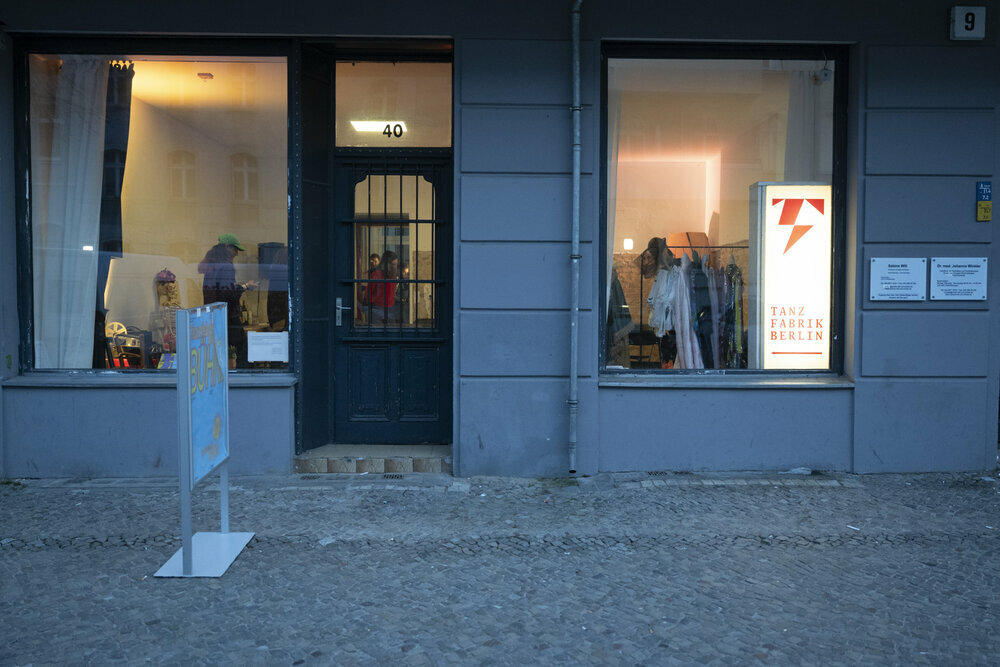 Außenansicht eines Schaufensters eines Galerieraums